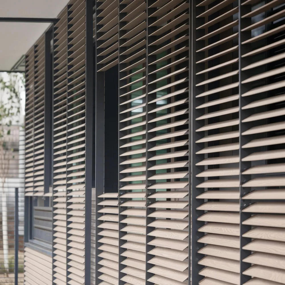 Serrurier 2 Savoies propose des services de serrurerie, installation de portes, portails industriels, volets roulants et mobilier urbain à Aix-les-Bains, Chambéry, Montmélian et La Motte-Servolex. Expertise locale et interventions rapides pour sécuriser tous vos espaces.